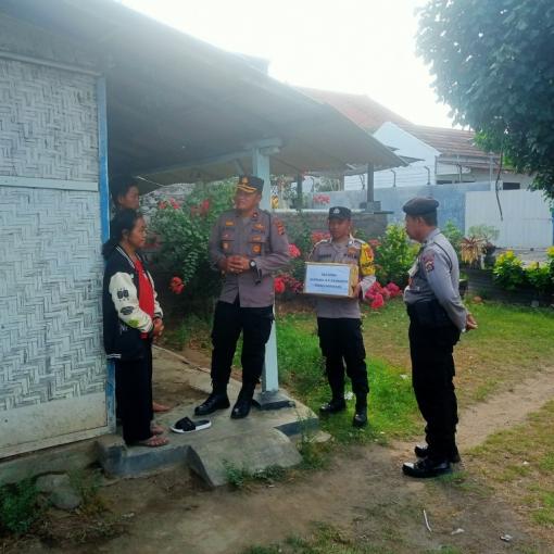 Kepedulian Nyata Buat Warga Kurang Mampu, Kapolsek Gilimanuk Berikan Bantuan Tali Kasih di Lingkungan Asri Timur Gilimanuk