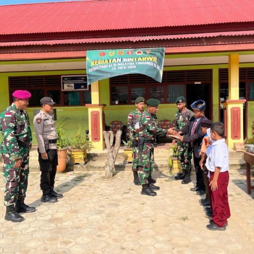 Satgas Pamtas Yonarmed 11 Kostrad Bagikan Alat Tulis di SD N 003 Sebatik Barat