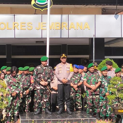 Pemberian Ucapan Selamat Ulang Tahun Kapolres Jembrana yang ke 43 Tahun oleh Dandim 1617/Jembrana