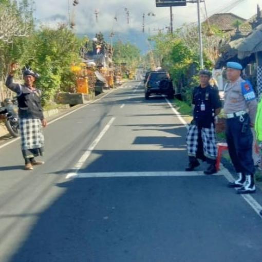 Babinsa Wongaya Gede Bersama Instansi Terkait Amankan Prosesi Upacara Pujawali di Pura Luhur Batukaru