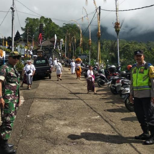 Babinsa Amankan Kegiatan Penyineban Upacara Piodalan di Pura Bhujangga Waisnawa