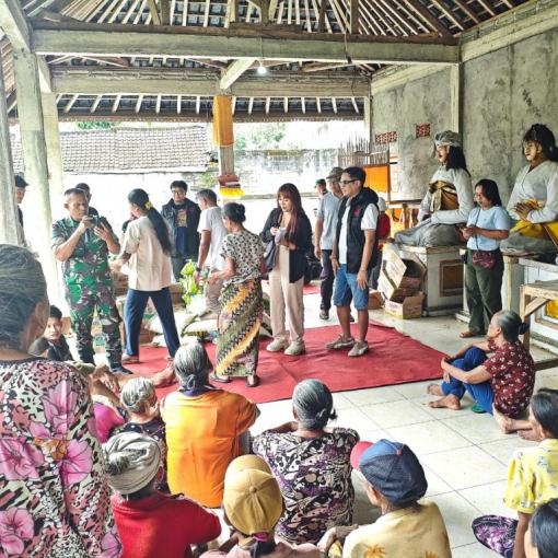Koramil 1623-03/Rendang Dan Kepala Desa Pesaban menggelar pemberian Bansos Kepada Masyarakat Dalam Giat RNB Law Film (Reydi Nobel)