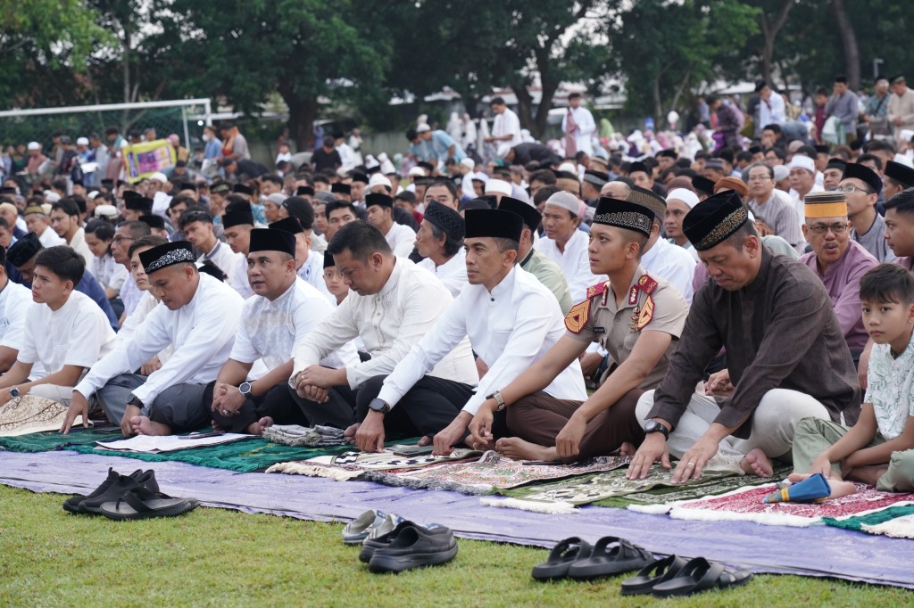 Pangdam IX/Udayana Bersama Ribuan Warga Umat Islam Kota Denpasar Sholat Idul Fitri di Lapangan Makorem 163/WSA