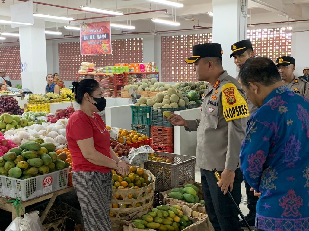 Inovasi Pengawasan: Kapolres Jembrana Pantau Harga Sembako Sambil Uji Coba Body Worn Camera di Pasar Negara Bahagia