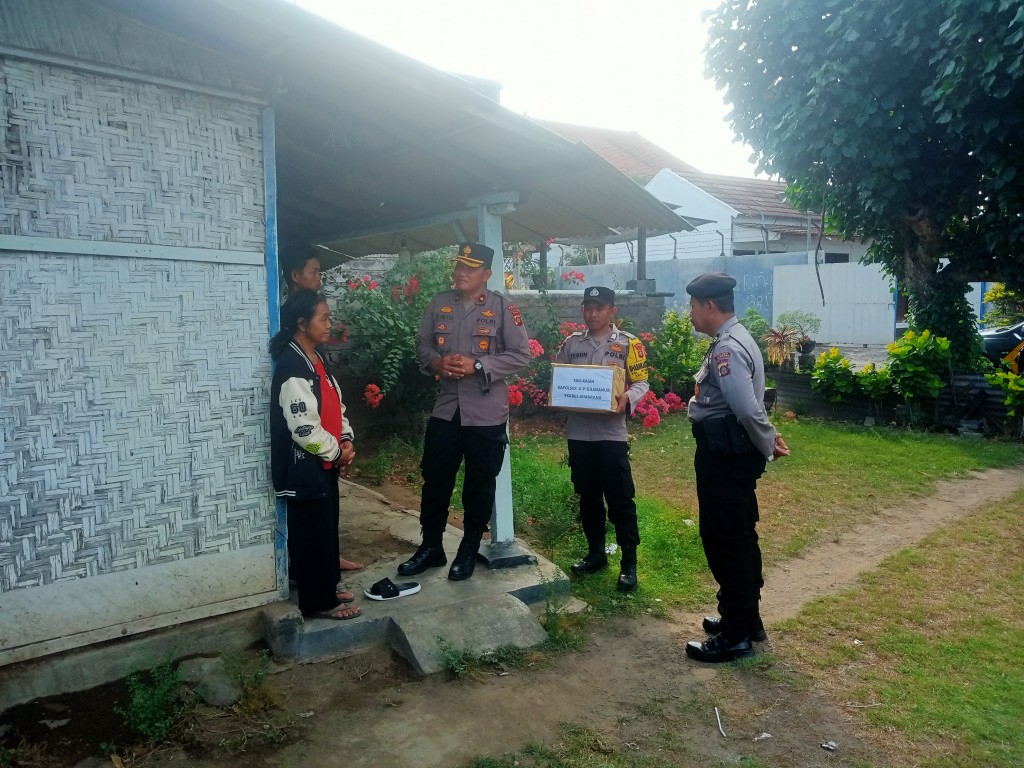 Kepedulian Nyata Buat Warga Kurang Mampu, Kapolsek Gilimanuk Berikan Bantuan Tali Kasih di Lingkungan Asri Timur Gilimanuk