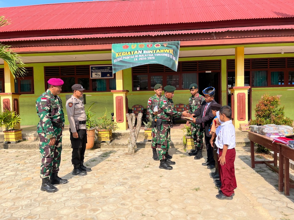 Satgas Pamtas Yonarmed 11 Kostrad Bagikan Alat Tulis di SD N 003 Sebatik Barat