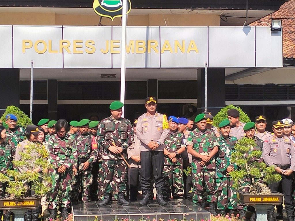 Pemberian Ucapan Selamat Ulang Tahun Kapolres Jembrana yang ke 43 Tahun oleh Dandim 1617/Jembrana