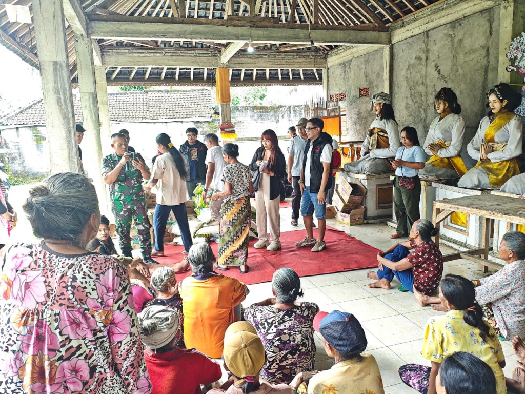 Koramil 1623-03/Rendang Dan Kepala Desa Pesaban menggelar pemberian Bansos Kepada Masyarakat Dalam Giat RNB Law Film (Reydi Nobel)